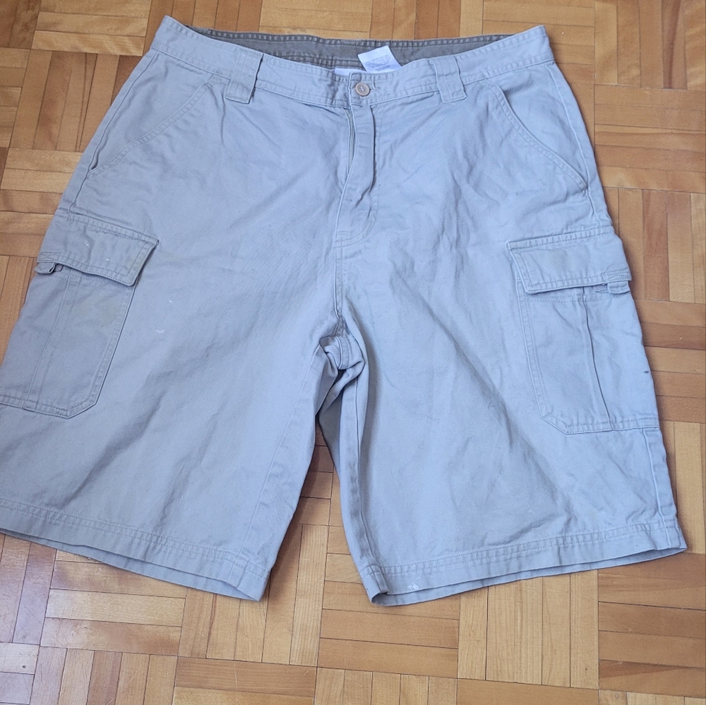 Grey Cargo Shorts with Durable Fabric and Relaxed Fit